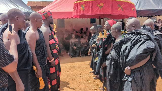 Togbe Boesi III swearing the oath of office.