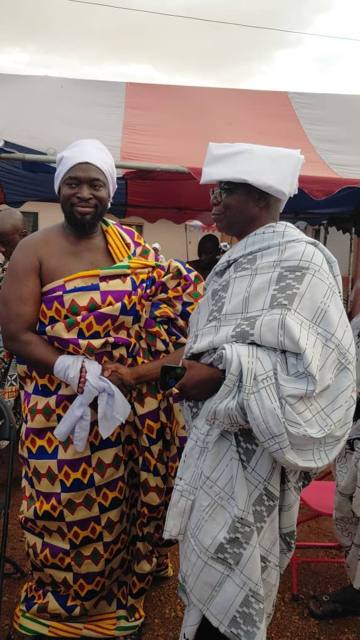 Togbe Edzeani V greets Togbega Gbedegbleme Akpatsa II.
